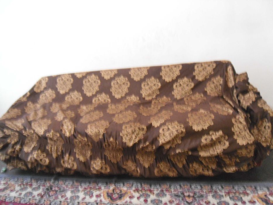 Спалня с четирикрилен гардероб и разтегателен диван