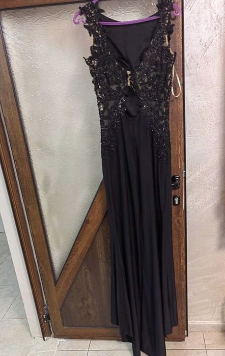 Дълга, официална рокля с гол гръб