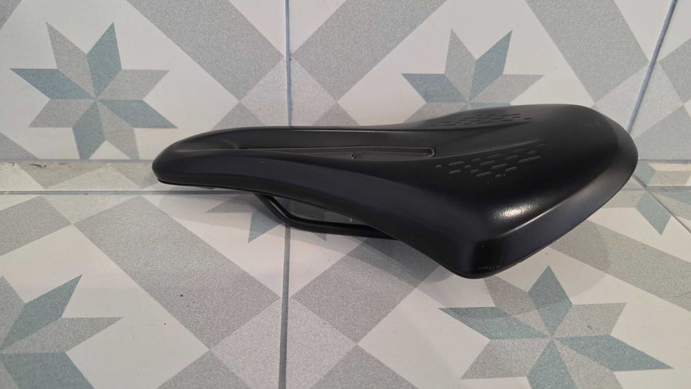 Седалка Fizik Terra Argo X5 150mm – gravel / MTB, къс нос, с канал