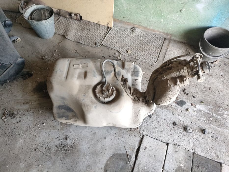 Бензобак на Фольксваген Пассат б3.