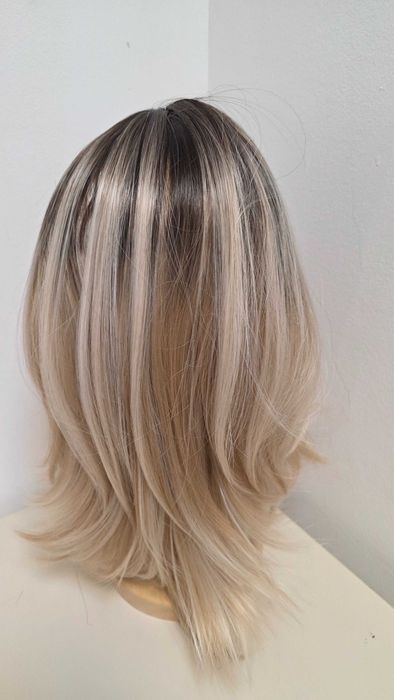 Perucă HAIRCUBE blond ombre cu rădăcini închise, bob în straturi, sintetică