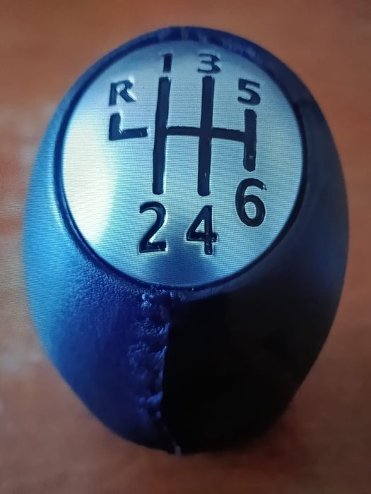 Nuca schimbatorului de viteze imbracata in piele pentru auto din gama Renault