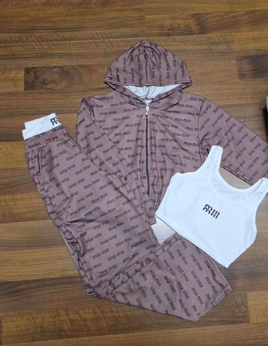 Комплект от 3 части 

Кафяв - М

24 евро ( сложете си надценка )