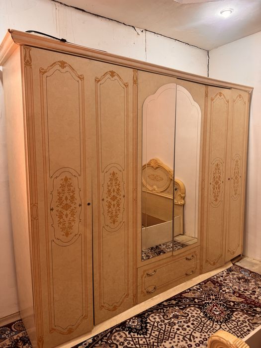 Eski italyanskiy spalniy mebel sotiladi