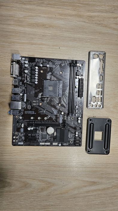Продавам дънна платка GIGABYTE A320M-H