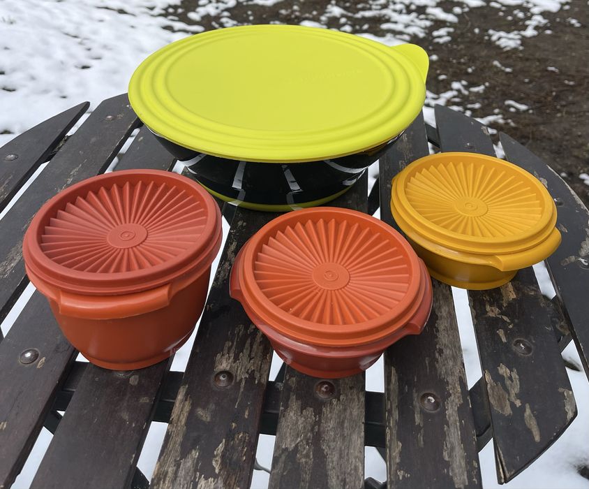 Vând set Tupperware…
