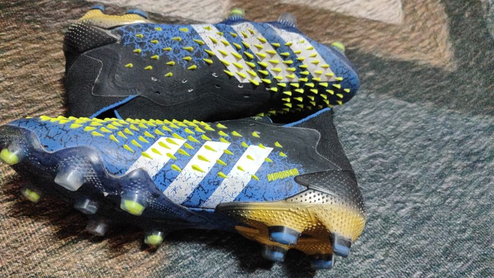 Футбольные бутсы.