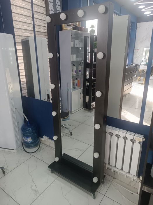 Продаётся комплект кресло парикмахера,зеркало,помощница