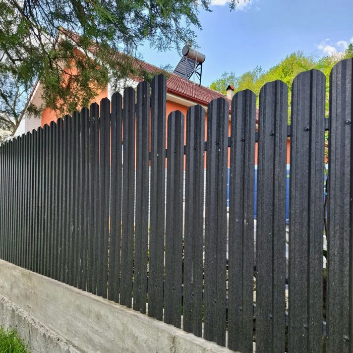 Realizăm garduri din șipcă metalică