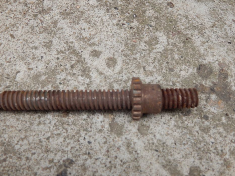 Винт за напречен супорт за струг