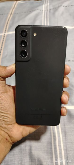 Мобильный телефон модель Samsung  Galaxy S 21-5 G