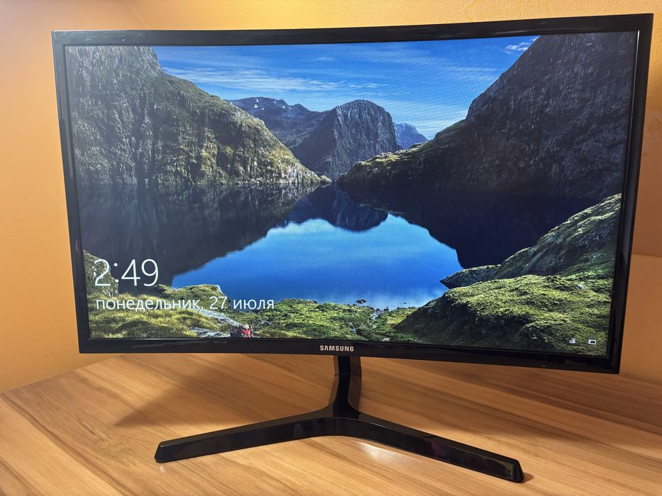 Продавам извит монитор Samsung 24" (C24F396FHR)