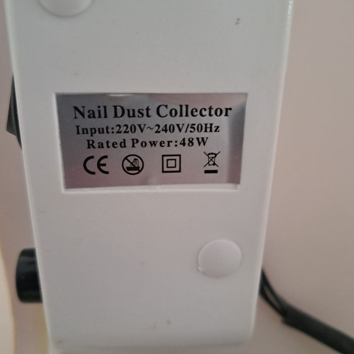 Aspirator praf unghii