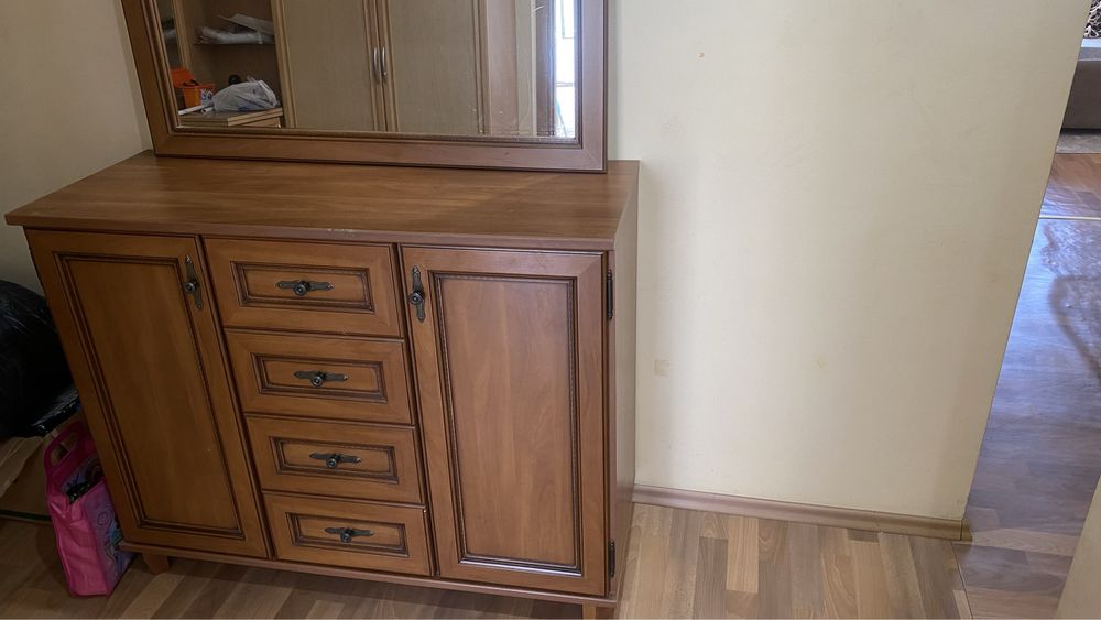 Продам комод с зеркалом