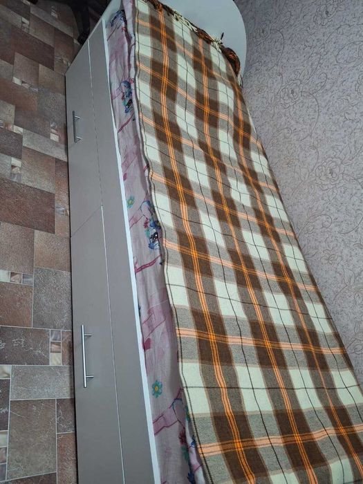 Продам две одинаковые кровати в отличном состоянии.