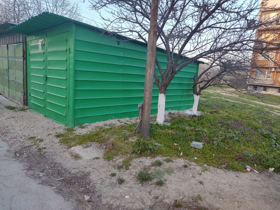 Продавам гаражна клетка