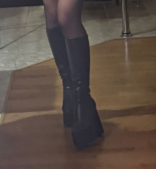 Продаю высокие сапоги на платформе