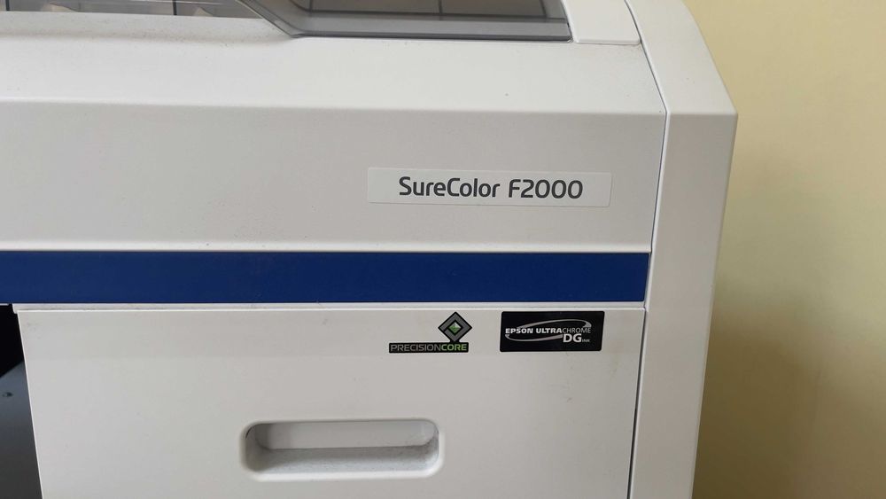 EPSON F2000 - легендата в DTG печата за светъл текстил