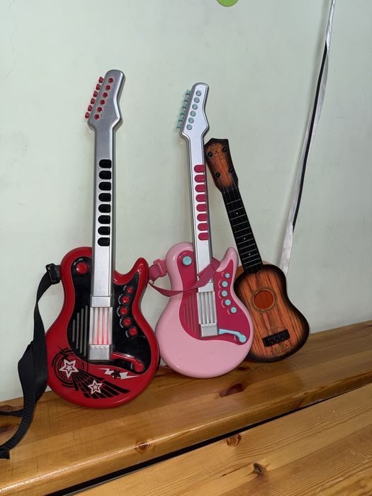 Деская пианино, гитары, игрушки