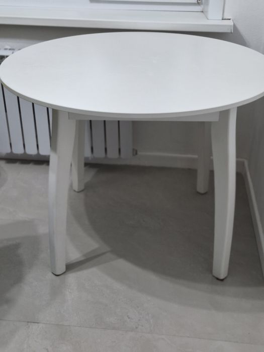 Стол круглый белый