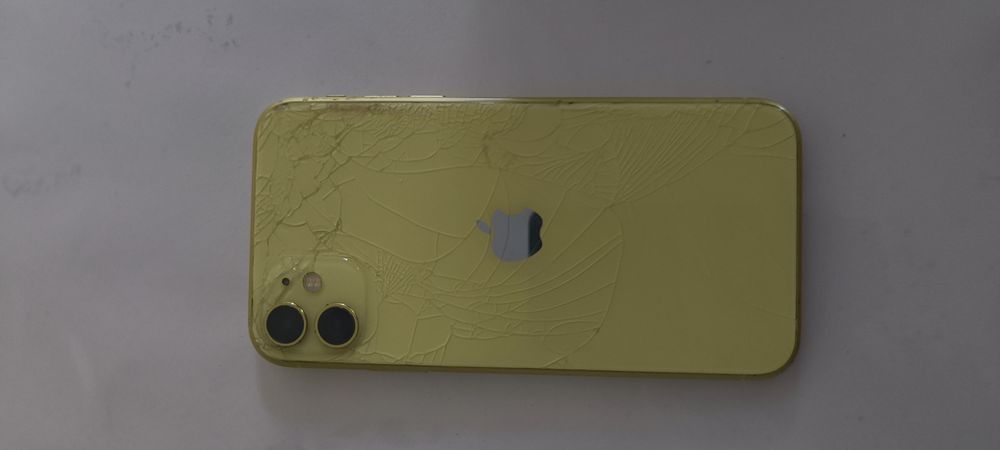 iPhone 11.    64