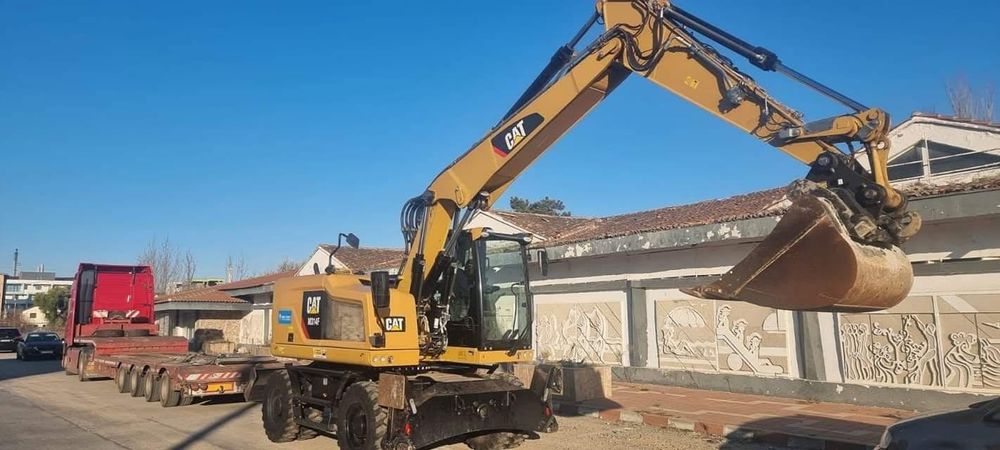 Închiriez Buldoexcavator,Camioane 8x4