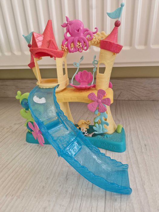 Castel acvatic cu figurine si elemente detasabile