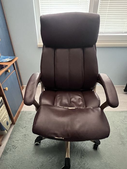 Удобен въртящ стол