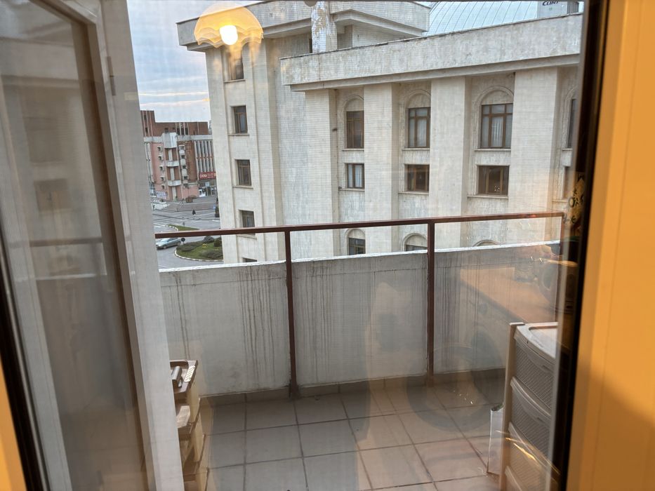 Apartament de inchiriat , decomandat si utilat.