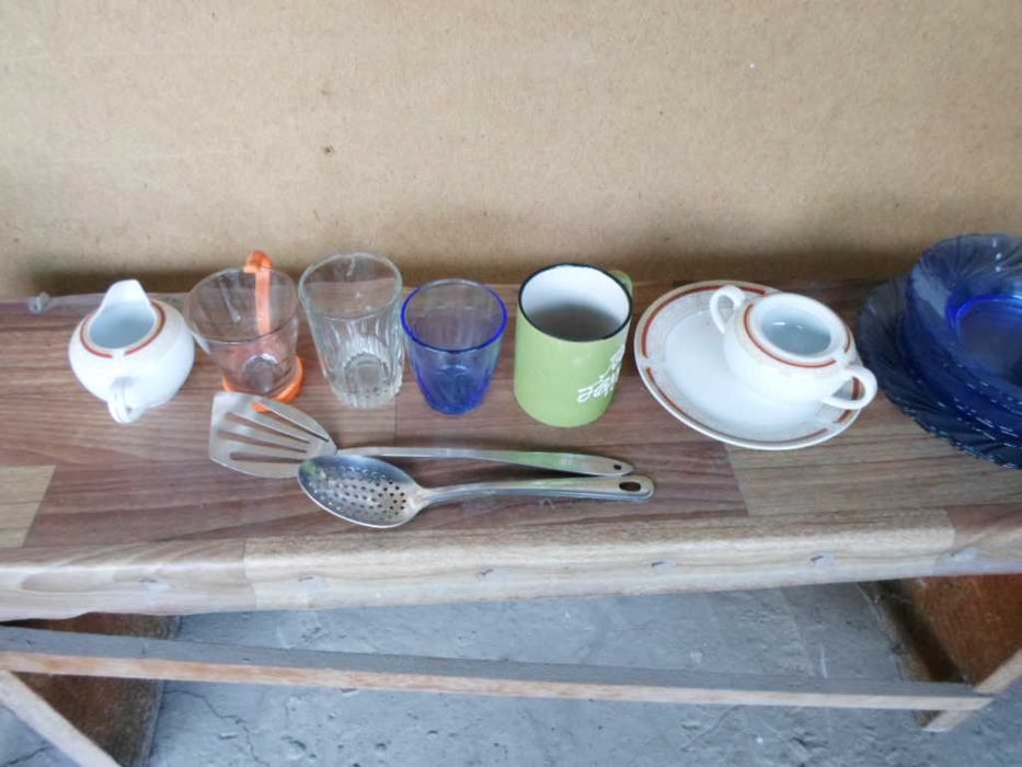 Посуда разная тарелки пиалушки.