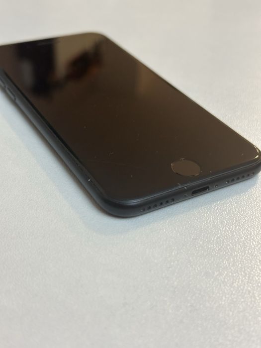 iPhone SE 2020 / 128GB / черен