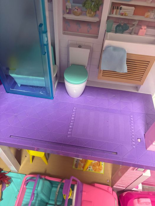 Căsuța BARBiE cu păpuși și accesorii