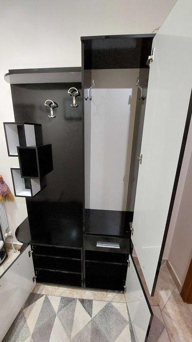 Продавам Антре / Шкаф за Коридор с Огледало и Закачалки