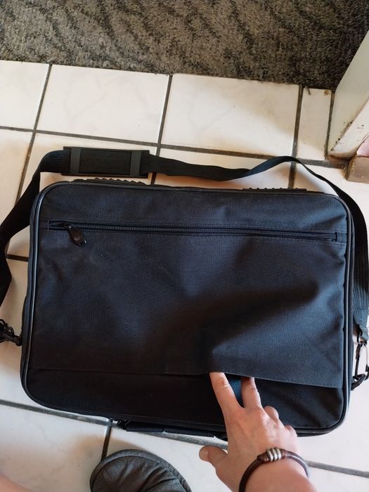 Чанта за лаптоп.