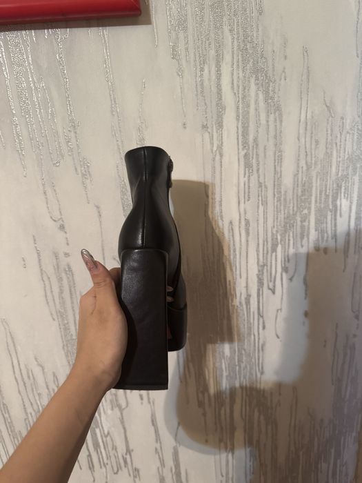 Новые ботинки на каблуках