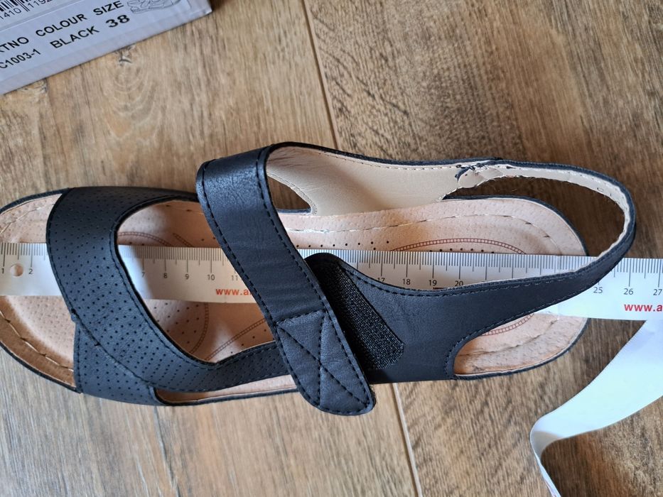 Черни сандали само пробва ни