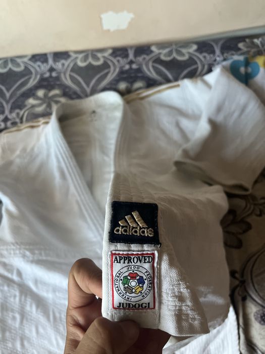 Кимано для дзюдо золотай адидас