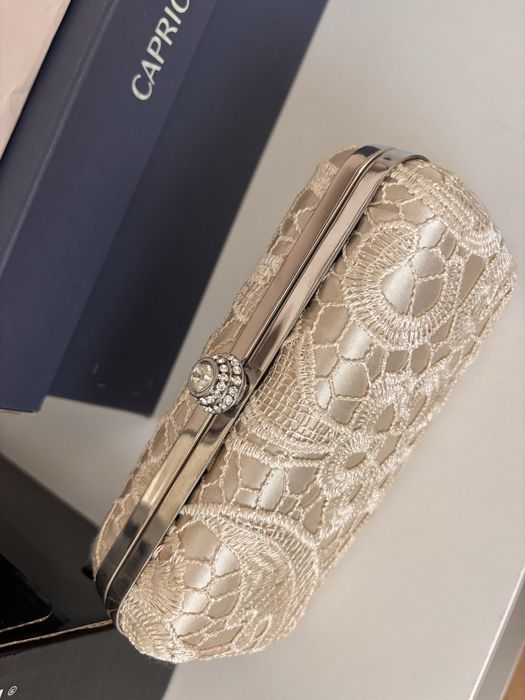 Елегантна малка чанта с бяла бродерия