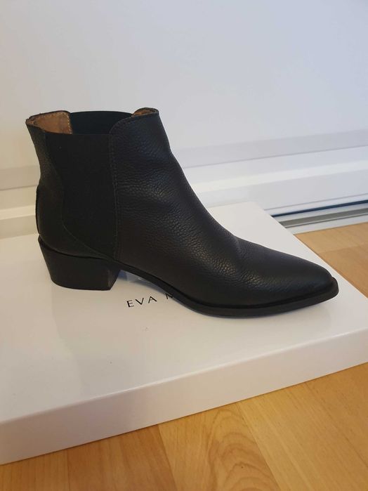Ghete negre de piele