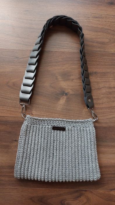 Плетена чанта с кожена дръжка