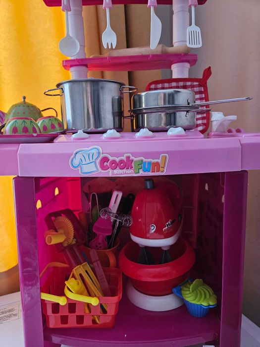 Печка с прибори за приготвяне на храна, количка с продукти и легло