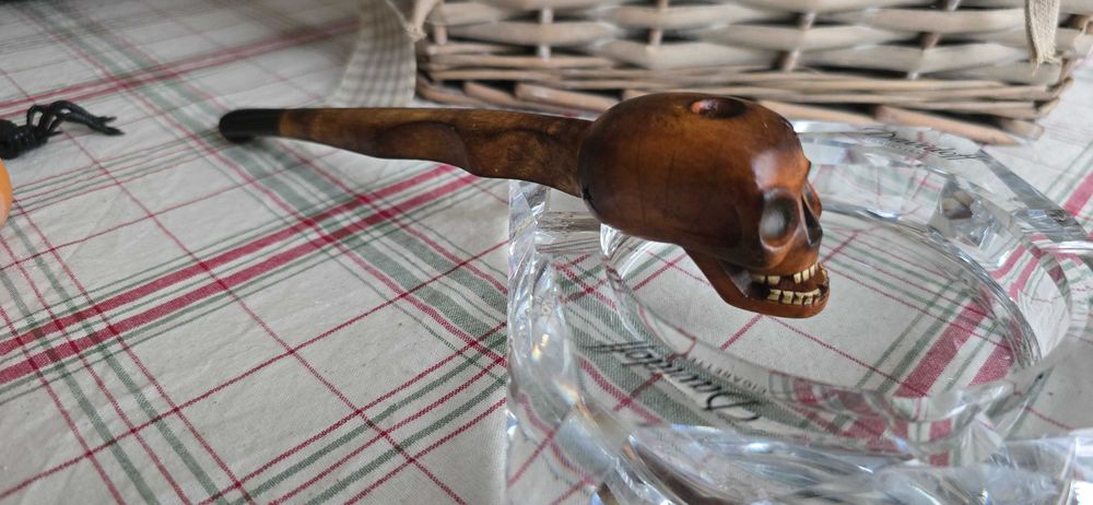 Авторска съвършена дърворезба– действащо ц/г/ре.