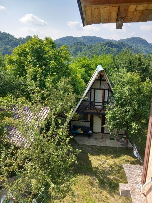 Cabana/pensiune de vanzare cu casuta in copac, Casa A-frame, piscina, ciubar. Judet Dimbovita, 110 km distanta București. Preț 55.000 EUR negociabil.