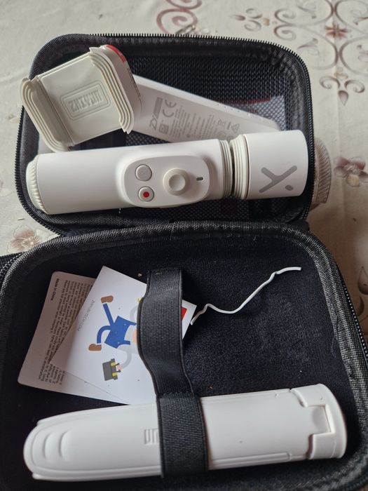 Stabilizatorul Zhiyun Tech Smooth X pentru smartphone alb