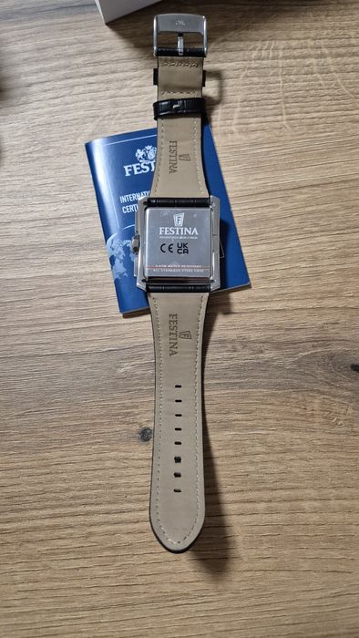 Продавам мъжки елегантен часовник Festina