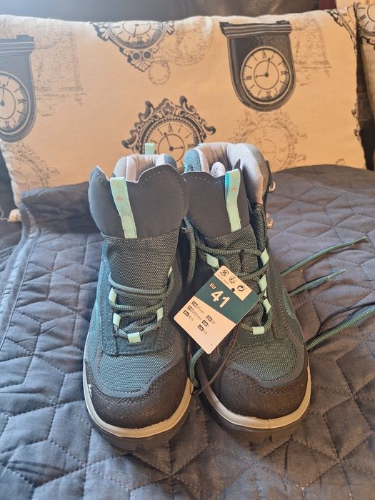 Vând bocanci noi Quechua de dama nr 41 impermeabili