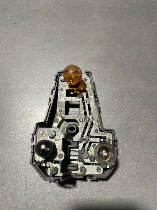 Soclu becuri lampa stop pe aripa dreapta 7M5945258 Ford Galaxy 2006