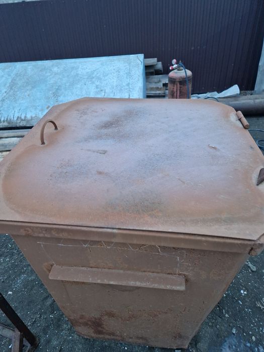 Мусорный контейнер