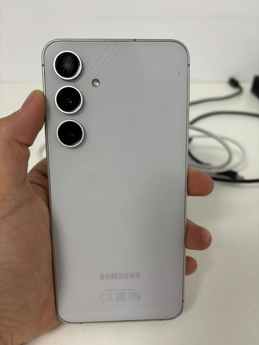 Samsung s24fe white