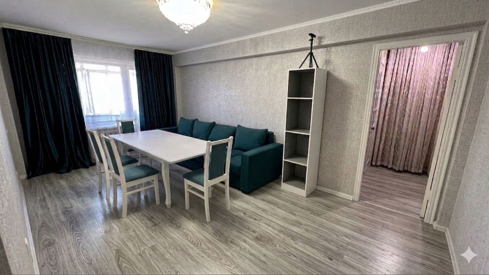 Белый стол в отличном состоянии.